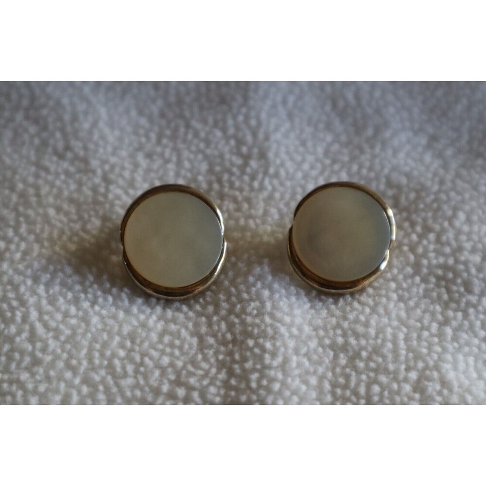 Vintage Gold Tone Bergere Signed Mother Of Pearl Clip-On Earrings 0.75" - Picture 11 of 11